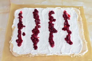 Меренговый рулет с вишней Меренговый рулет с вишней