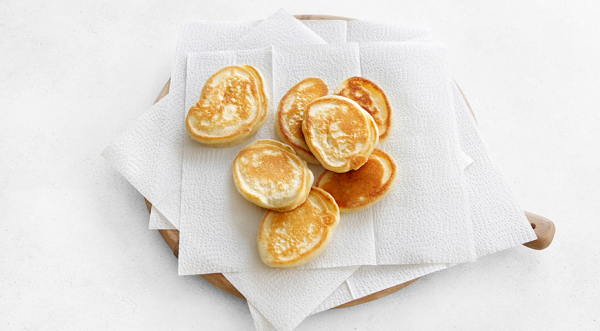 Оладьи на молоке – простой и вкусный рецепт, пошаговый рецепт с фото на 381 ккал Оладьи на молоке – простой и вкусный рецепт, пошаговый рецепт с фото на 381 ккал