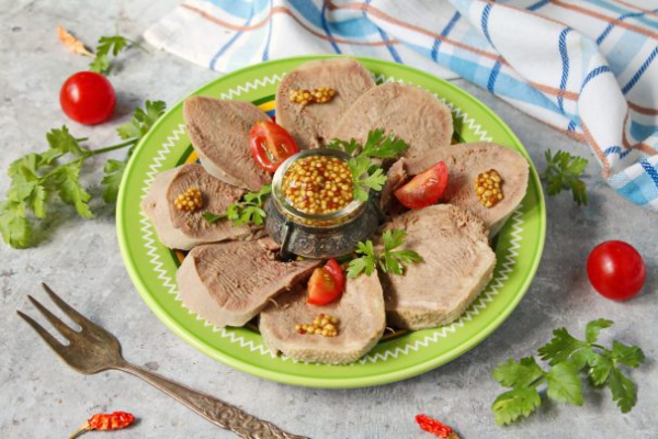 Язык говяжий отварной Язык говяжий отварной