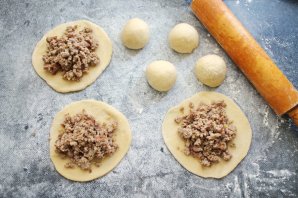 Пирожки жареные во фритюре с мясом Пирожки жареные во фритюре с мясом