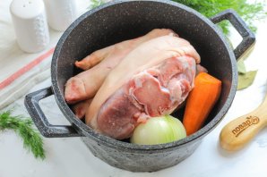 Холодец из свиных ножек и рульки Холодец из свиных ножек и рульки