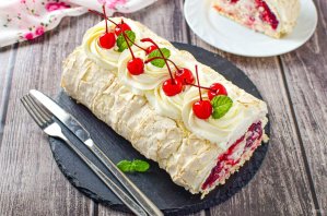 Меренговый рулет с вишней Меренговый рулет с вишней