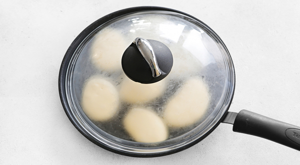 Оладьи на молоке – простой и вкусный рецепт, пошаговый рецепт с фото на 381 ккал Оладьи на молоке – простой и вкусный рецепт, пошаговый рецепт с фото на 381 ккал