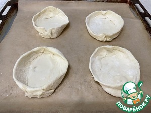 Слойки с тунцом рисом и помидорами черри