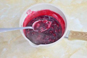 Меренговый рулет с вишней Меренговый рулет с вишней