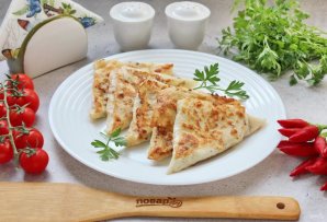 Треугольники из лаваша с начинкой из сыра и колбасы Треугольники из лаваша с начинкой из сыра и колбасы