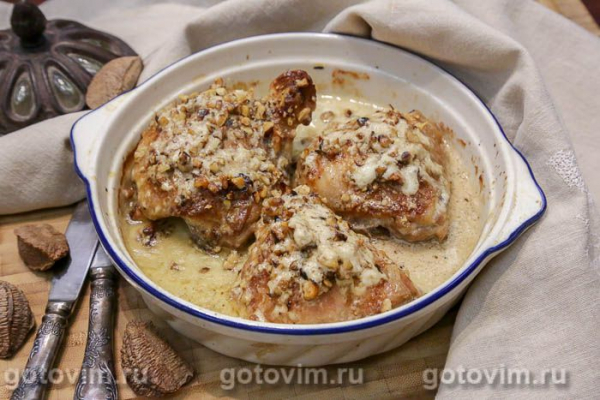 Куриные бедра с сырным соусом горгонзола и грецкими орехами Куриные бедра с сырным соусом горгонзола и грецкими орехами