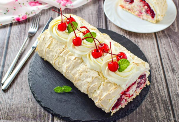 Меренговый рулет с вишней Меренговый рулет с вишней