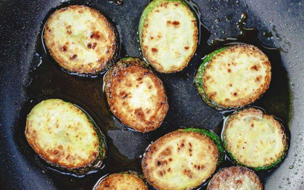 Кабачки на сковороде — 6 рецептов приготовления быстрых и вкусных молодых кабачков
Кабачки на сковороде — 6 рецептов приготовления быстрых и вкусных молодых кабачков