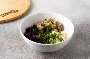 Салат со свеклой и маринованным луком Салат со свеклой и маринованным луком