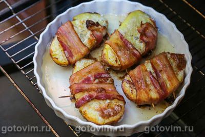 Картофель с сырным маслом, завернутый в бекон