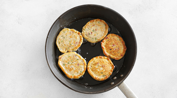 Оладьи с колбасой и сыром, пошаговый рецепт с фото на 890 ккал Оладьи с колбасой и сыром, пошаговый рецепт с фото на 890 ккал