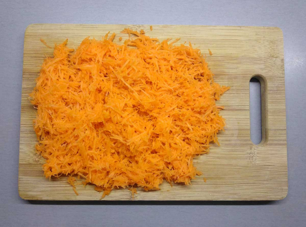 Салат из моркови с изюмом и орехами