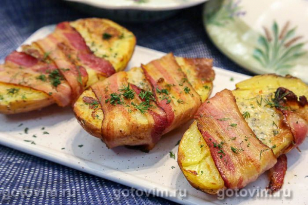 Картофель с сырным маслом, завернутый в бекон