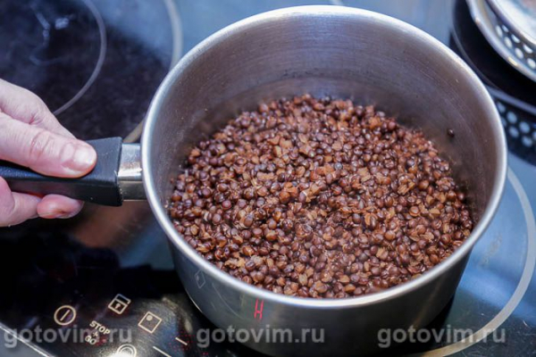 Салат из черной чечевицы с авокадо, помидорами и зеленью Салат из черной чечевицы с авокадо, помидорами и зеленью