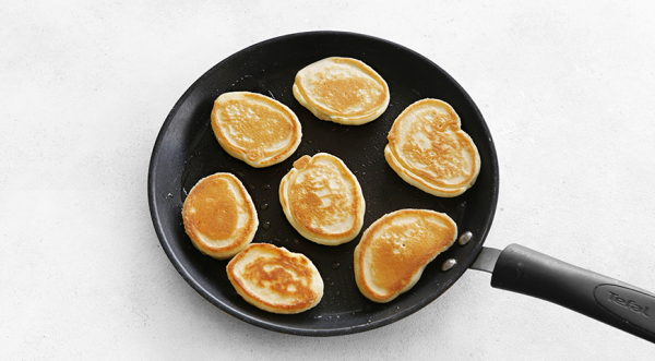 Оладьи на молоке – простой и вкусный рецепт, пошаговый рецепт с фото на 381 ккал Оладьи на молоке – простой и вкусный рецепт, пошаговый рецепт с фото на 381 ккал