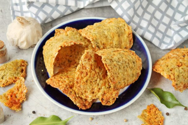 Сырные чипсы из сыра Сырные чипсы из сыра