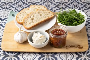 Брускетта с рукколой и вялеными томатами Брускетта с рукколой и вялеными томатами