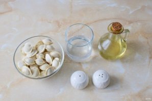 Замороженные пельмени на сковороде жареные