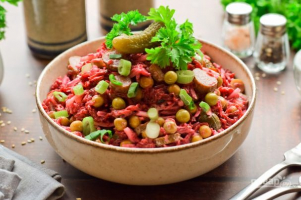 Салат "Виолетта" со свеклой и солеными огурцами