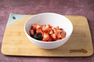 Фруктовый салат с клубникой и виноградом Фруктовый салат с клубникой и виноградом