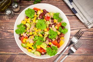 Салат с тунцом и красной фасолью Салат с тунцом и красной фасолью