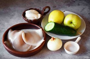Салат с кальмаром, яблоком и огурцом Салат с кальмаром, яблоком и огурцом