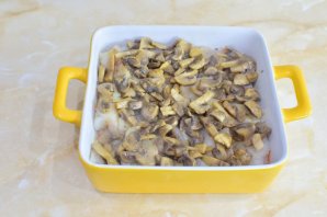 Минтай с шампиньонами в сметане в духовке