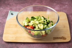 Салат из огурцов, помидоров и авокадо Салат из огурцов, помидоров и авокадо