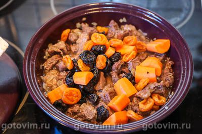 Тажин с говядиной, рисом и сухофруктами