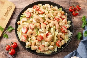 Салат "Цезарь" с креветками классический простой