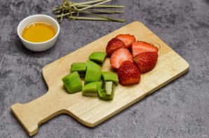 Фруктовое канапе с клубникой Фруктовое канапе с клубникой