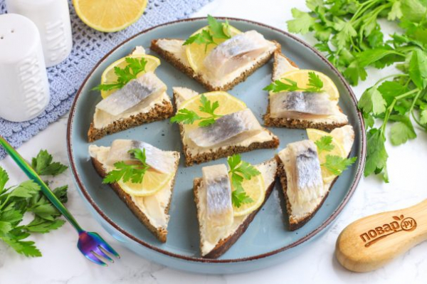 Канапе с селедкой и лимоном Канапе с селедкой и лимоном