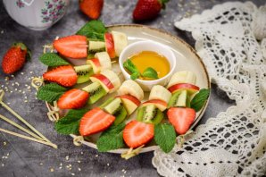 Фруктовое канапе с клубникой Фруктовое канапе с клубникой