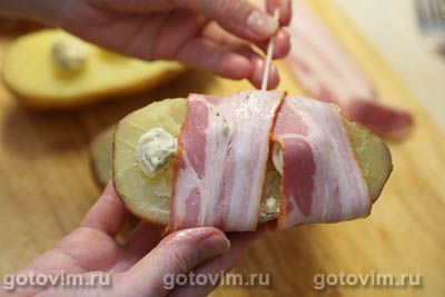 Картофель с сырным маслом, завернутый в бекон