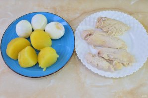 Салат "Дубок" с курицей и шампиньонами Салат "Дубок" с курицей и шампиньонами