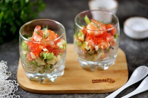 Салат с морепродуктами и красной икрой Салат с морепродуктами и красной икрой