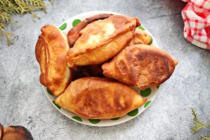 Пирожки жареные во фритюре с мясом Пирожки жареные во фритюре с мясом