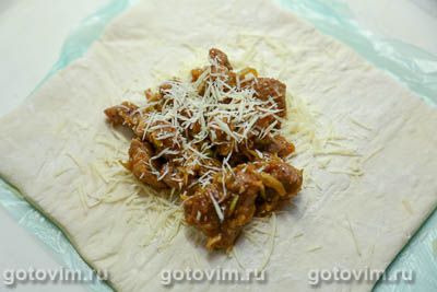 Слойки со свининой, кабачками и сыром Слойки со свининой, кабачками и сыром