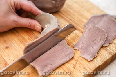 Рулетики из свиного языка с сыром и чесноком