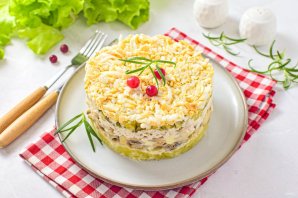 Салат "Дубок" с курицей и шампиньонами Салат "Дубок" с курицей и шампиньонами