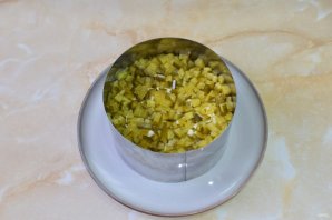 Салат "Дубок" с курицей и шампиньонами Салат "Дубок" с курицей и шампиньонами