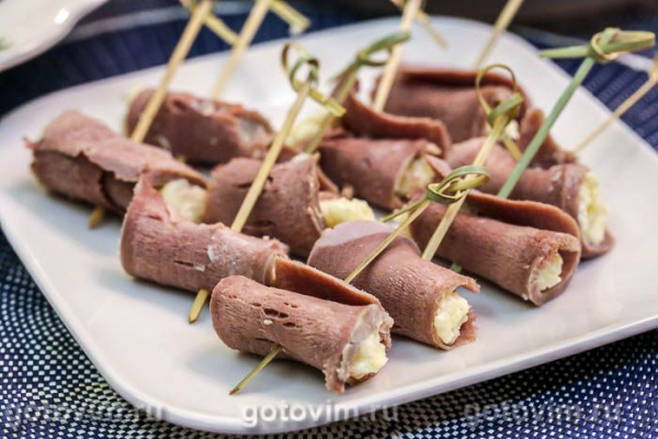 Рулетики из свиного языка с сыром и чесноком