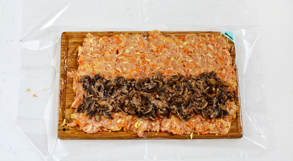 Мясной рулет из куриного фарша с грибами и сыром, пошаговый рецепт с фото на 401 ккал Мясной рулет из куриного фарша с грибами и сыром, пошаговый рецепт с фото на 401 ккал