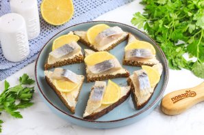 Канапе с селедкой и лимоном Канапе с селедкой и лимоном