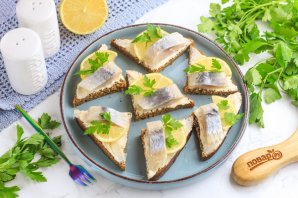 Канапе с селедкой и лимоном Канапе с селедкой и лимоном