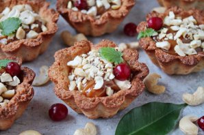 Пирожное "Корзиночки" с вареной сгущенкой и орехами Пирожное "Корзиночки" с вареной сгущенкой и орехами