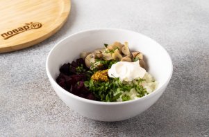 Салат со свеклой и маринованным луком Салат со свеклой и маринованным луком