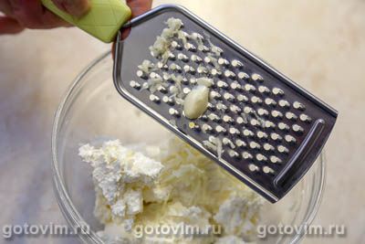 Паштет с творожным сыром, редисом и зеленью