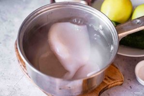 Салат с кальмаром, яблоком и огурцом Салат с кальмаром, яблоком и огурцом